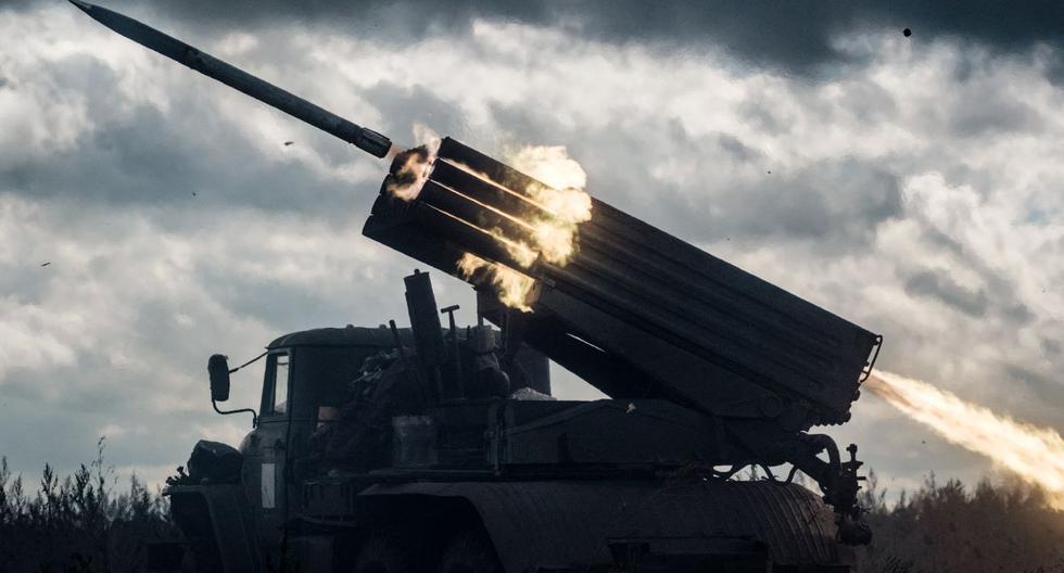 Un cohete es lanzado desde un camión hacia las posiciones rusas en la región de Kharkiv el 4 de octubre de 2022, en medio de la invasión rusa de Ucrania. (Yasuyoshi CHIBA / AFP).
