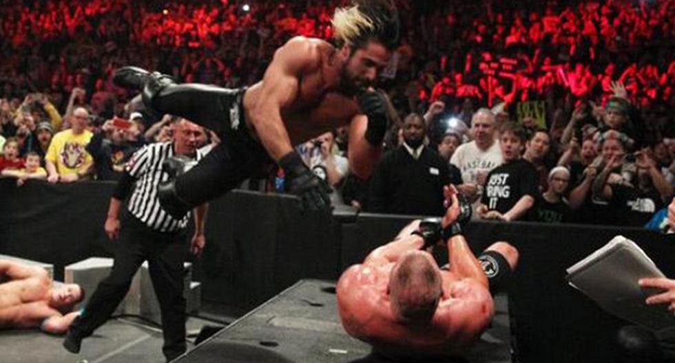 Seth Rollins le aplicó su súper codazo biónico a Brock Lesnar (Foto: Internet)