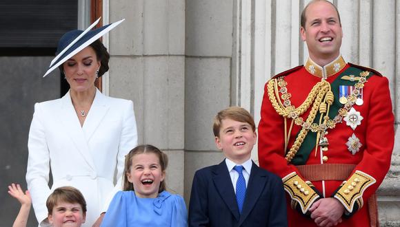 En esta foto de archivo tomada el 2 de junio de 2022, Catalina y el príncipe Guillermo se paran con sus hijos, el príncipe Luis, la princesa Charlotte y el príncipe George, para ver un vuelo especial desde el balcón del Palacio de Buckingham. (Foto: Daniel LEAL / AFP)