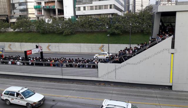 Después de las 5 de la tarde en las estaciones del Metropolitano se formaron largas colas de usuarios, especialmente las ubicadas a lo largo de la Vía Expresa de Paseo de la República. (Jorge Malpartida Tabuchi/El Comercio)