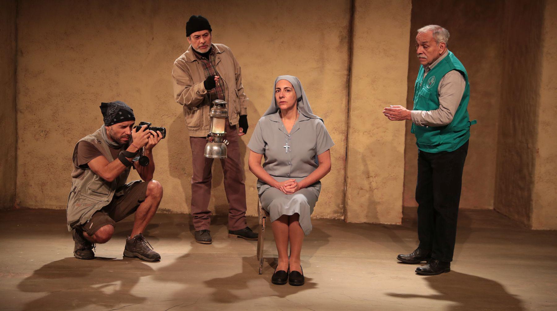 Bajo constante escrutinio. Los actores Rodrigo Palacios, Carlos Mesta y Carlos Victoria acechan a Sandra Bernasconi, protagonista de la puesta en escena. (Foto: El Comercio)