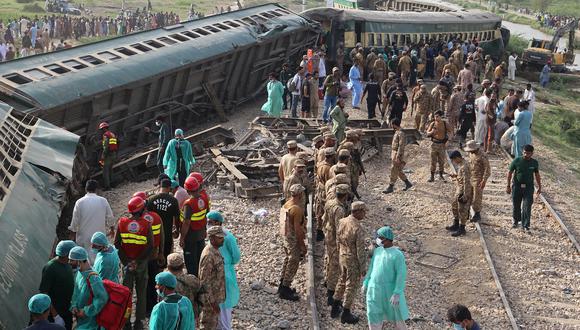 Rangers paramilitares inspeccionan los vagones en el lugar del accidente tras el descarrilamiento de un tren de pasajeros en Nawabshah, en la provincia de Sindh, en el sur de Pakistán, el 6 de agosto de 2023. (Foto de AFP)