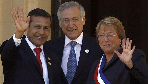 &quot;Las relaciones entre vecinos deben darse con una mirada hacia adelante, sin desconocer el pasado&quot;, dijo el canciller chileno Heraldo Mu&ntilde;oz, quien en la imagen est&aacute; con los presidentes Humala y Bachelet. (Foto: AP)