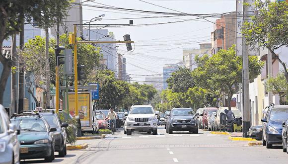 Municipio miraflorino reconoce un déficit de estacionamientos. (Archivo)