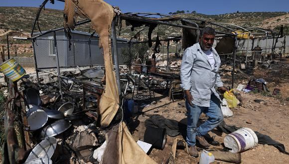 Un palestino inspecciona los daños a sus pertenencias en la aldea de Mughayir, cerca de Ramallah, en la Cisjordania ocupada por Israel, el 13 de abril de 2024, tras un ataque de colonos israelíes a la aldea. (Foto de JAAFAR ASHTIYEH / AFP)