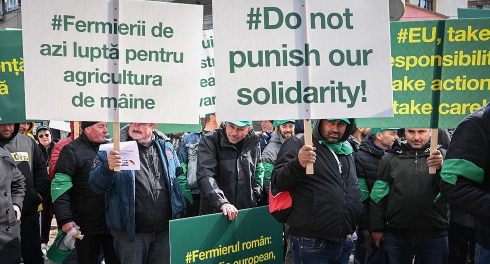 Agricultores rumanos protestan exigiendo a Bruselas soluciones ante la crisis desatada por el levantamiento de aranceles para las exportaciones ucranianas.