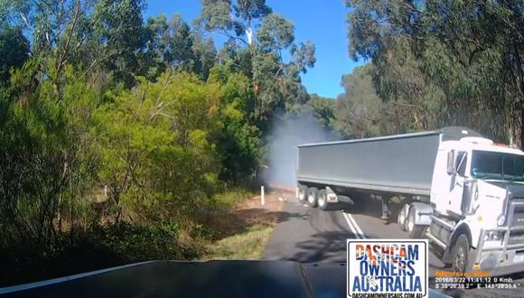 YouTube: Salvan por poco de ser atropellados por camión [VIDEO]