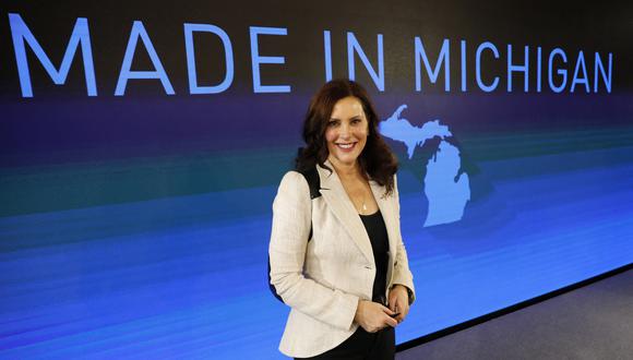 La gobernadora de Michigan, Gretchen Whitmer, posa en un evento en el que General Motors anunció una inversión de más de $7 mil millones en cuatro sitios de fabricación de Michigan el 25 de enero de 2022 en Lansing, Michigan. (Foto: JEFF KOWALSKY / AFP)