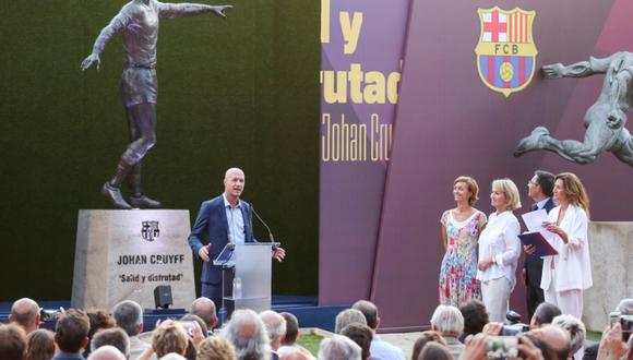 Barcelona: La estatua de Johan Cruyff ya luce en la explanada del Camp Nou | Foto: Agencias