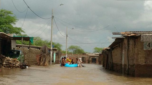 Las dramáticas imágenes del éxodo de piuranos tras inundaciones - 7