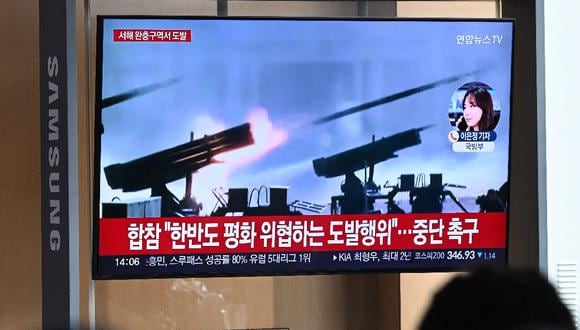 Gente mira una pantalla de televisión que muestra una transmisión de noticias con imágenes de archivo de los disparos de artillería de Corea del Norte, en una estación de tren en Seúl el 5 de enero de 2024. (Foto de Jung Yeon-je / AFP)