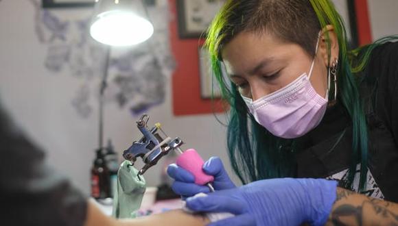 Yumbel Góngora, una artista del tatuaje en Chile, es la responsable de la mayoría de diseños que el flamante presidente Gabriel Boric lleva en la piel. (Foto: Matías Delacroix / AP)