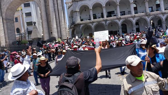 La plaza de Armas de Arequipa luce repleta de banderas negras. (Foto: Andina)