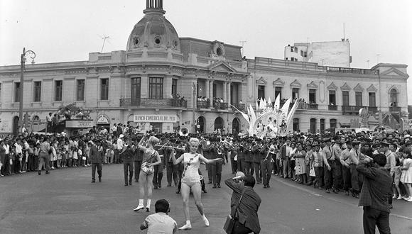 El gran desfile por el aniversario de Lima, en 1967, congregó a miles de personas quienes se apostaron a lo largo de la plaza Unión y otras avenidas principales. Foto: GEC Archivo Histórico