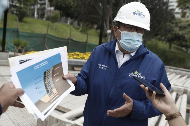 "Este era un espacio público abandonado y mi gestión decidió recuperar el lugar y ganarle terreno al abismo para construir" , afirma alcalde Luis Molina. (Foto: César Campos @photo.gec)