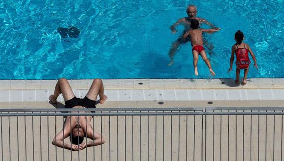 Vista de las piscinas municipales de Montjuic, en Barcelona, este miércoles, cuando el número de positivos de coronavirus COVID-19 reportados en Cataluña ha vuelto ha aumentar, con 721 nuevos contagios. (EFE/Enric Fontcuberta).