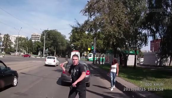 YouTube: Así reacciona un ruso ante un incidente