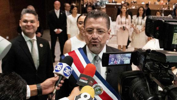 El nuevo presidente de Costa Rica, Rodrigo Chaves, habla con miembros de los medios de comunicación después de su ceremonia de investidura en San José.