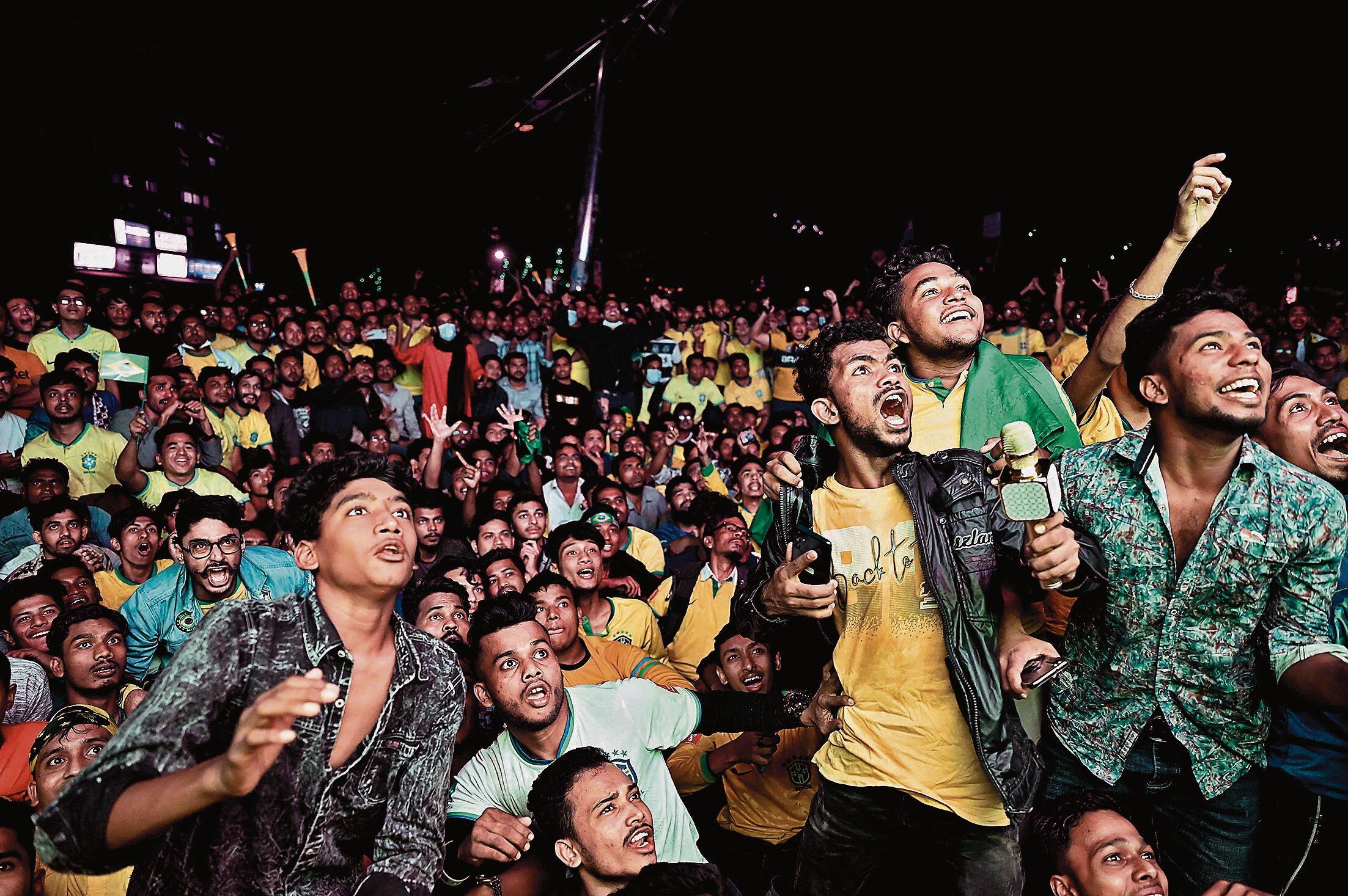 This is how the match that Brazil beat Switzerland 1-0 was followed in Dhaka.  (Photo: AFP)