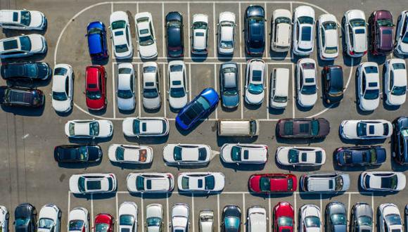 Conoce la historia viralizada en TikTok que muestra el aparcamiento imposible de un vehículo en un espacio angosto. (Foto: Getty Images)