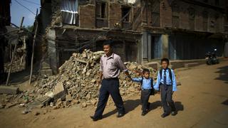 Niños de Nepal vuelven al colegio tras devastador terremoto