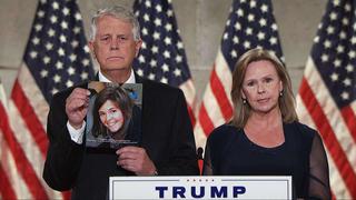 Trump “se preocupa por vidas de rehenes”, dicen padres de Kayla Mueller, la joven asesinada por el Estado Islámico