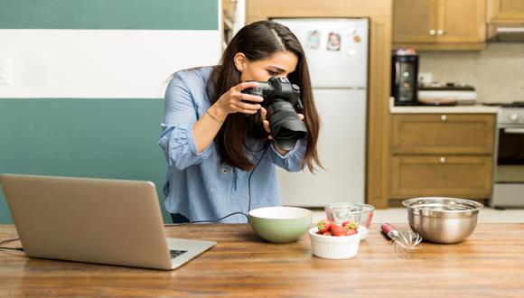 Los foodies juegan el papel de líderes de opinión gastronómicos en las redes sociales, según Lucía García, brand manager de la plataforma Mesa 24/7. / Foto: Shutterstock.