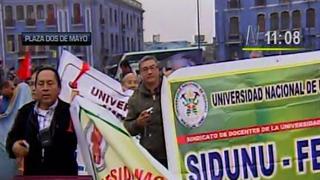 Estudiantes y docentes marchan contra ley universitaria en el centro de Lima