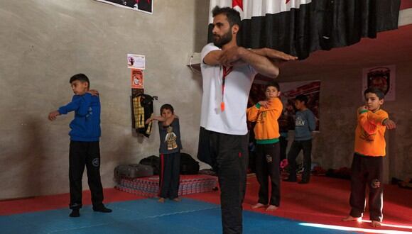 Fadel Othman, pese a tener una sola pierna, abrió una escuela de kung-fu para niños en Siria. | Créditos: AAREF WATAD / AFP.