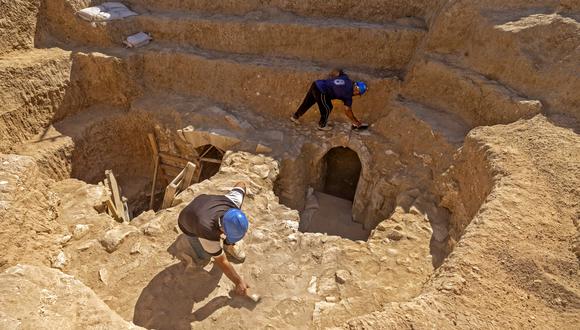 El personal de la Autoridad de Antigüedades de Israel trabaja en una mansión recién descubierta que data del período islámico temprano entre los siglos VIII y IX, en la ciudad beduina de Rahat en el sur del desierto de Negev en Israel el 23 de agosto de 2022. (Foto:  MENAHEM KAHANA / AFP)