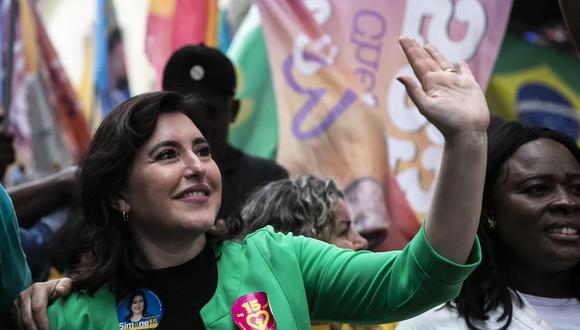 La candidata presidencial del Partido del Movimiento Democrático, Simone Tebet, saluda durante una caminata de campaña en Río de Janeiro, Brasil, el jueves 22 de septiembre de 2022.
(Bruna Prado - AP).