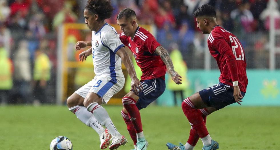 Panama's midfielder #08 Adalberto Carrasquilla (L) fights for the ball with Costa Rica's forward #19 Kenneth Vargas (C) during the Concacaf Nations League quarter-final Leg 1 football match between Panama and Costa Rica at Ricardo Saprissa stadium in San Jose, Costa Rica on November 16, 2023. Adalberto Carrasquilla from Panama fights for the ball with Kenneth Vargas (Photo by Jose Cordero / AFP)