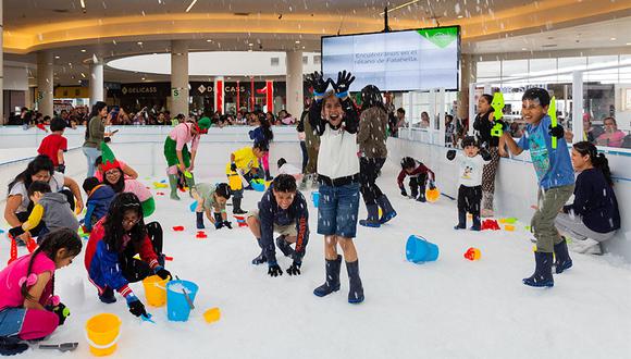 Niños de todas las edades disfrutaron de lanzar bolas de nieve, hacer pequeños castillos y sentir la nieve caer sobre sus cabezas.