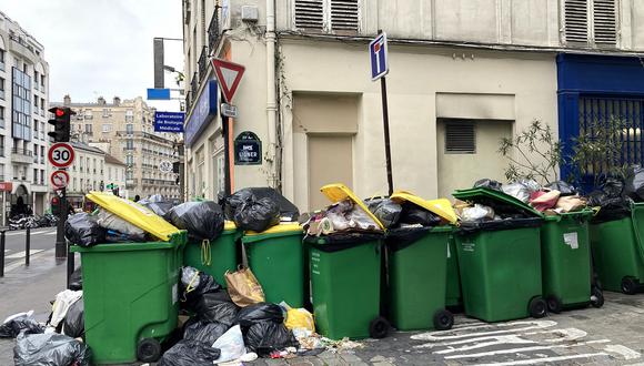Contenedores de basura domésticos acumulados en una calle de París, el 9 de marzo de 2023. (Foto de Christophe DELATTRE / AFP)