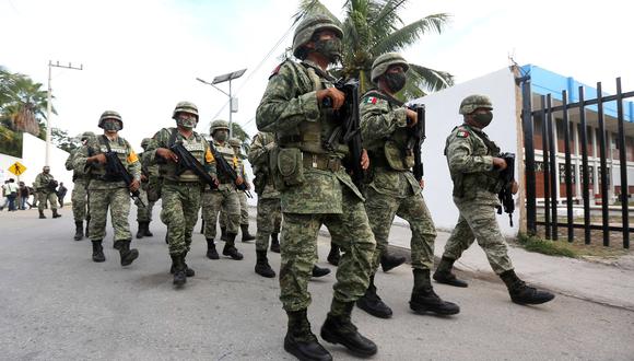 Miembros del ejército montan guardia hoy, antes de la llegada del huracán Grace en Punta Allen, estado de Quintana Roo (México). (Foto: EFE)