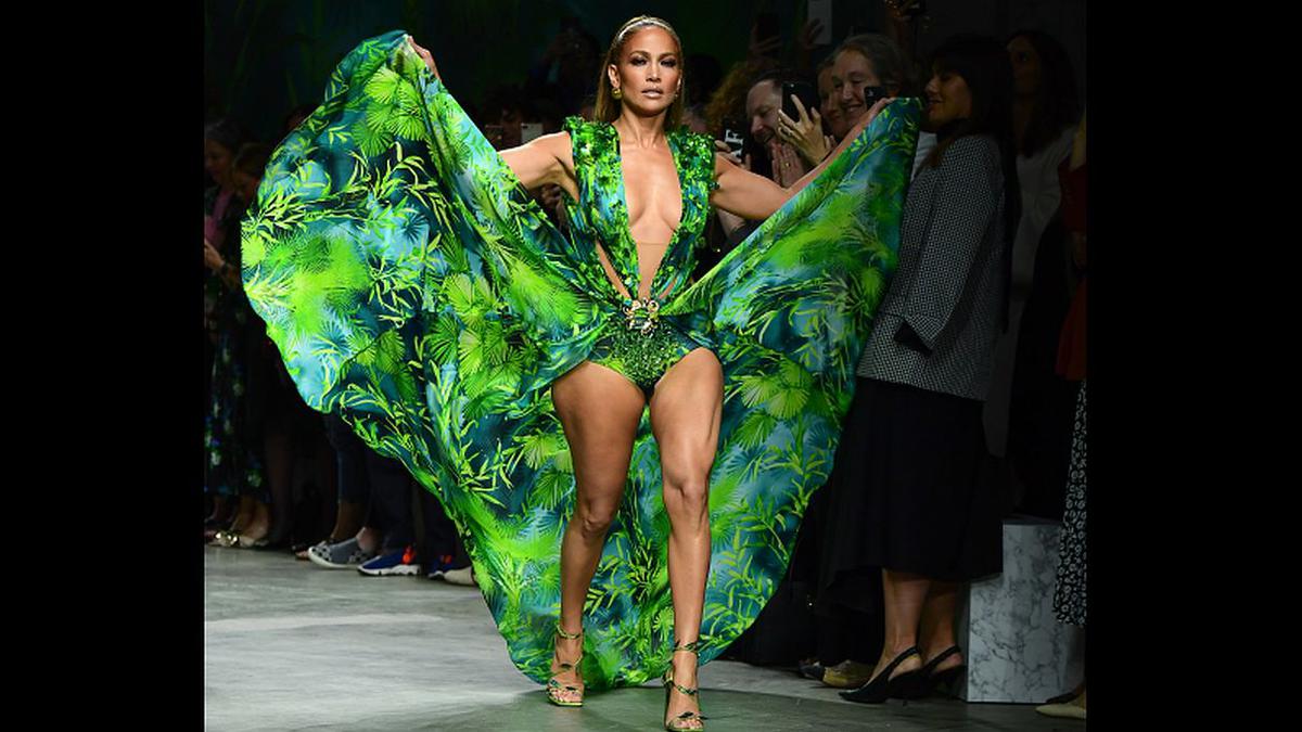 Jennifer Lopez usa su icónico vestido verde Versace, 19 años después