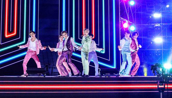 BTS durante su presentación en los American Music Awards 2020. Al fondo, el arte promocional del disco "BE". (Foto: ABC en cortesía para AFP)