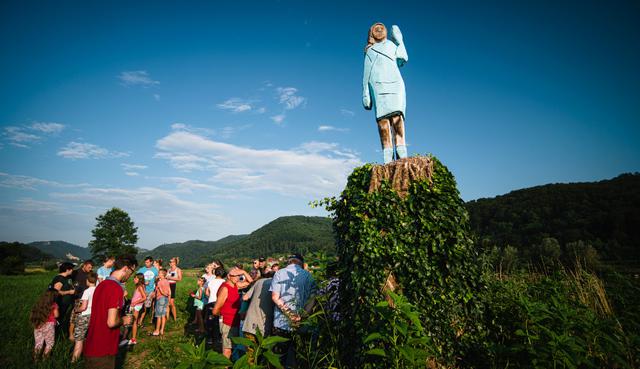 La estatua de tamaño natural en las afueras de Sevnica es obra del artista conceptual estadounidense Brad Downey, quien asegura que es el primer monumento en el mundo dedicado a la esposa de Donald Trump. (Fotos: AFP)