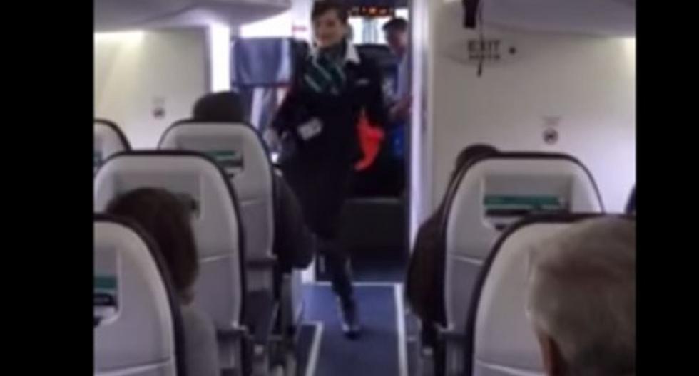 Caralee Savage demostró sus dotes de bailarina dentro de avión. (Foto: Captura)