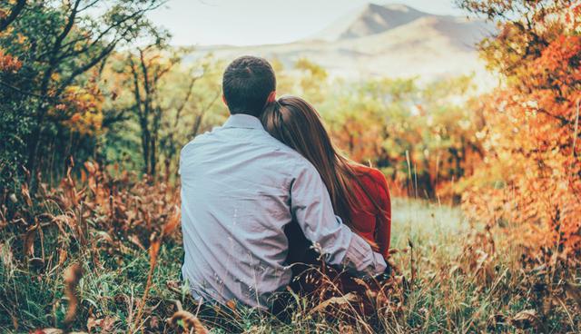 Porque están 100% presentes. Las parejas felices no andan pensando en publicar cada detalle de su relación en Facebook porque están concentrados en vivir el momento. (Foto: Shutterstock)