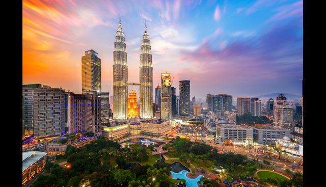 5. Torres Petronas (Kuala Lumpur). El ícono de la capital malaya son estas estructuras gemelas de 452 m, cuya base forma una estrella de ocho puntas. Esto, en la cultura islámica, significa unidad, armonía, estabilidad y racionalidad. Por US$19,86 sube al Skybridge, el puente que une ambos monumentos.  Foto: Istock.