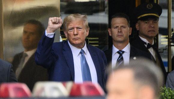 El expresidente de los Estados Unidos, Donald Trump, levanta el puño cuando sale de la Torre Trump en Nueva York el 13 de abril de 2023. (Foto de ANGELA WEISS / AFP)