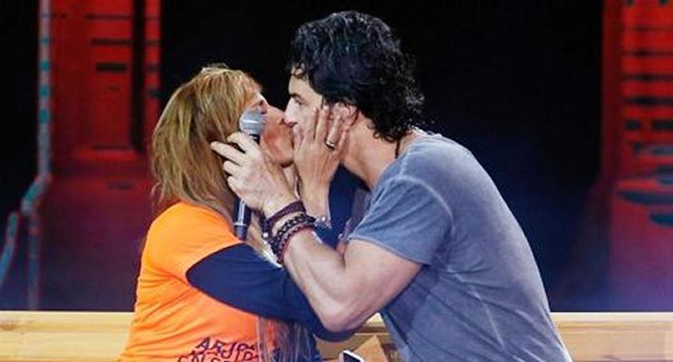 Ricardo Arjona besó a la presidenta de su club de fans en el Festival Viña del Mar. (Foto: Captura)