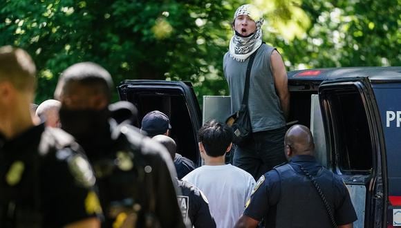 Un manifestante grita mientras lo suben a una camioneta de la policía después de ser arrestado durante una protesta pro palestina contra la guerra en Gaza en la Universidad Emory el 25 de abril de 2024 en Atlanta, Georgia. (Foto de Elijah Nouvelage / AFP)
