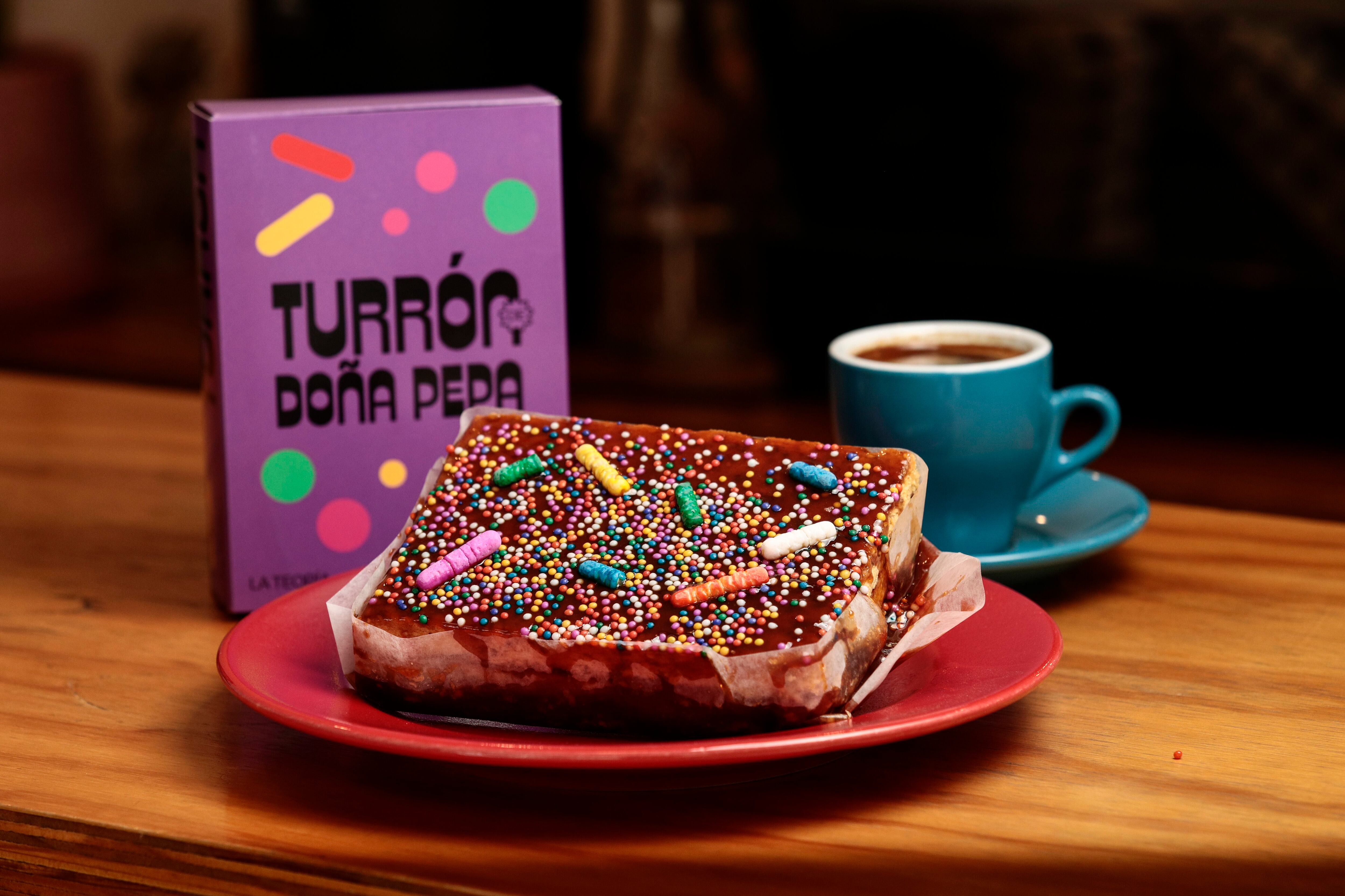 La singular caja que lleva al turrón de Doña Pepa forma parte de toda la identidad visual de la cafetería.