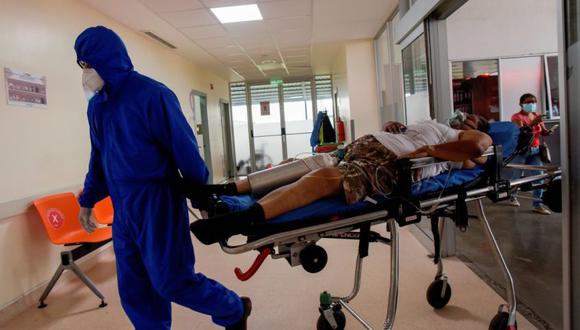Personal de salud traslada a un paciente fallecido por la covid-19 en el Hospital del Instituto Ecuatoriano de Seguridad Social (IESS), en Guayaquil (Ecuador). (Foto: EFE/ Mauricio Torres).