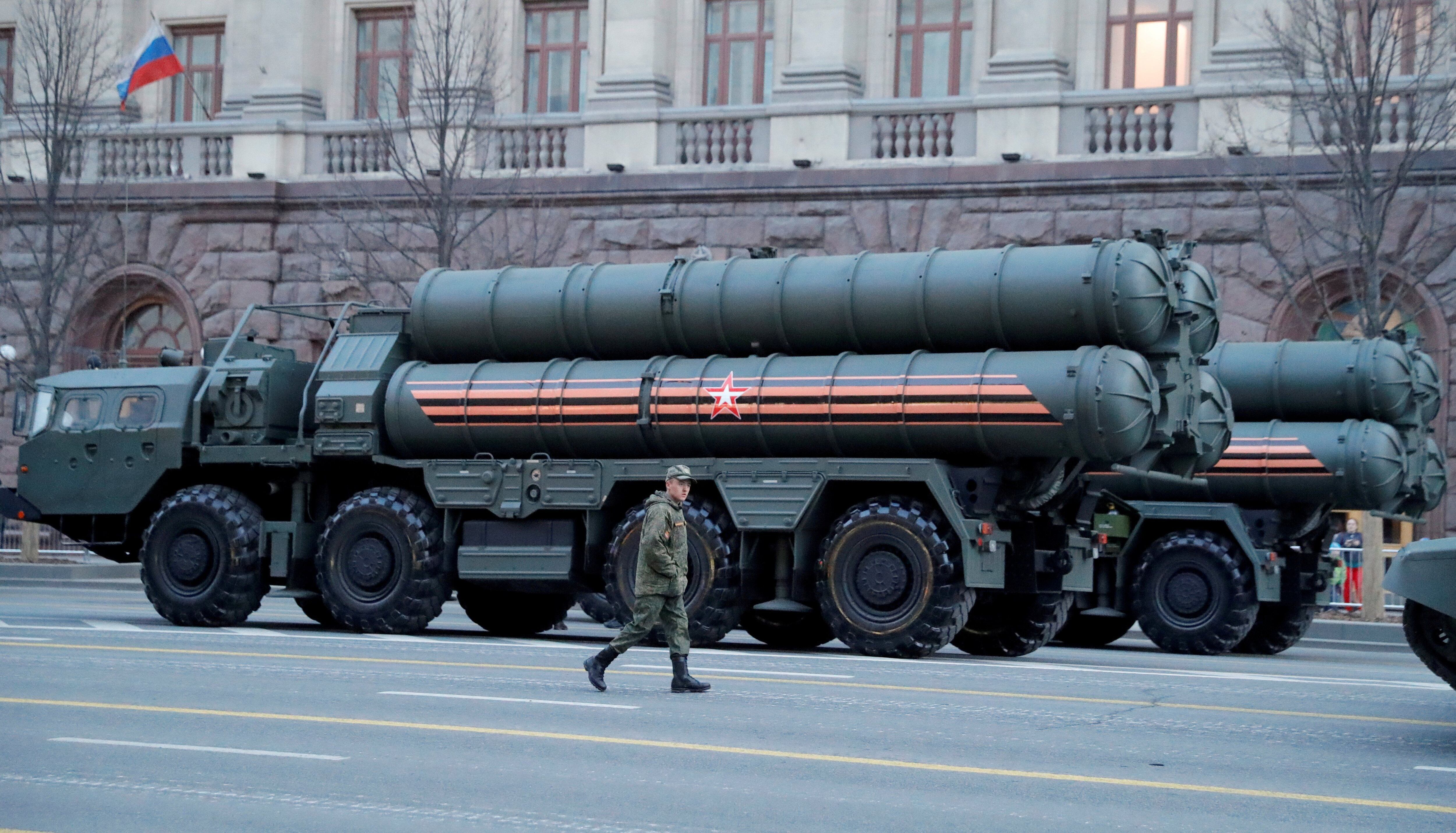 El sistema de misiles S-400 durante un desfile militar en Moscú el 29 de abril del 2019. (REUTERS/Tatyana Makeyeva/File Photo).