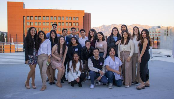 Graduación de los alumnos que obtuvieron el grado de bachiller otorgado por la Universidad de Arizona. La ceremonia se realizó en Tucson, Arizona.