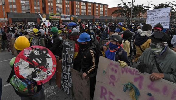 Los manifestantes se reúnen durante una nueva protesta contra el gobierno celebrada en el marco de un paro nacional desencadenado por una reforma tributaria ahora abandonada, en Bogotá. (Foto: AFP / Juan BARRETO).