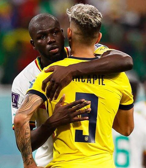 Piero Hincapié y su abrazo con Koulibaly tras derrota de Ecuador (Foto: Rungroj Yongrit)